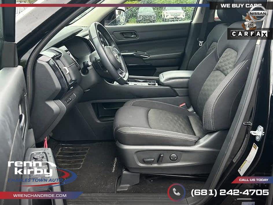 2024 Nissan Pathfinder SV