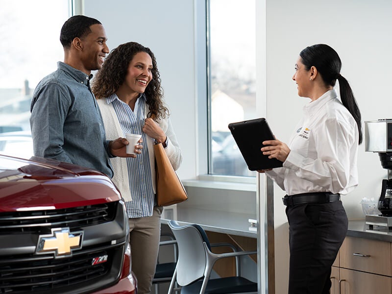 Couple talking to Employee at Renn Kirby Chevrolet in Gettysburg PA